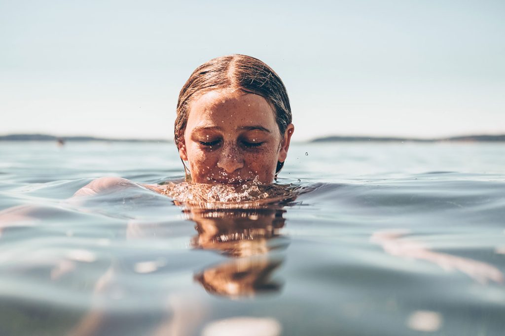 swimming-with-contact-lens